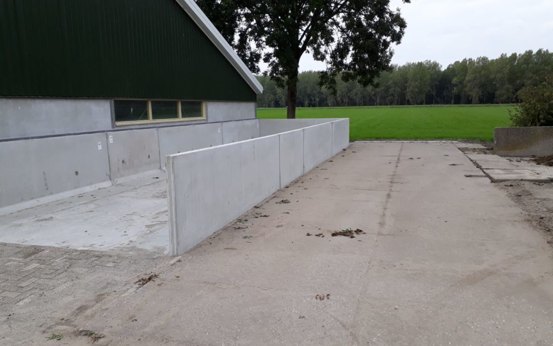 Mest silo geplaatst bij F. Postma aan de Nekkeveldweg in Zeewolde